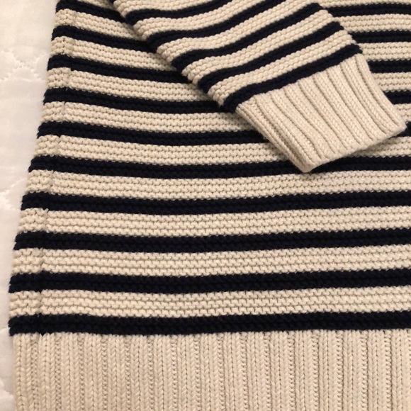 Warm and snuggly on a Fall night…100% cotton thick weave, long sleeve sweater🧣 - Picture 7 of 7